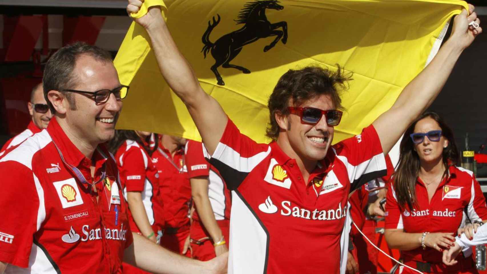 Fernando Alonso y Sandro Domenicali celebrando una victoria del piloto español