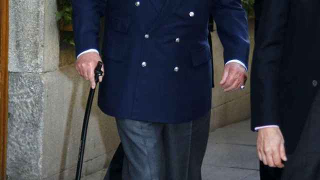 El rey Juan Carlos a la salida del restaurante.