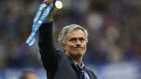 Mourinho con la medalla de campeón de la Premier