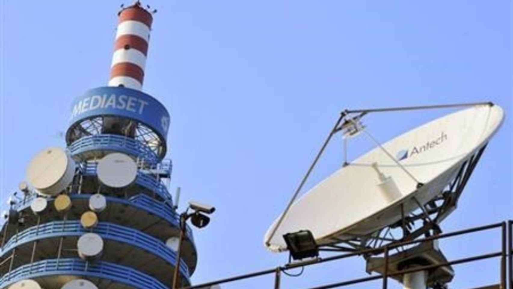 Una antena de emisión en la sede de Mediaset Italia.