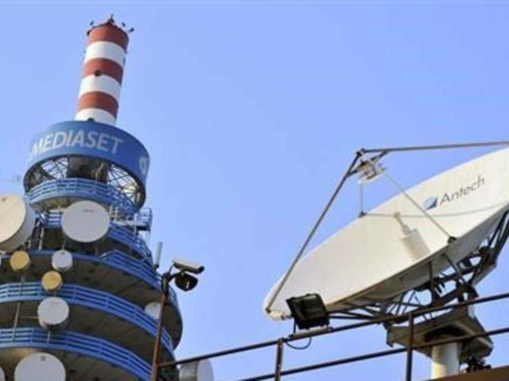 Antena de emisión en la sede italiana de Mediaset.