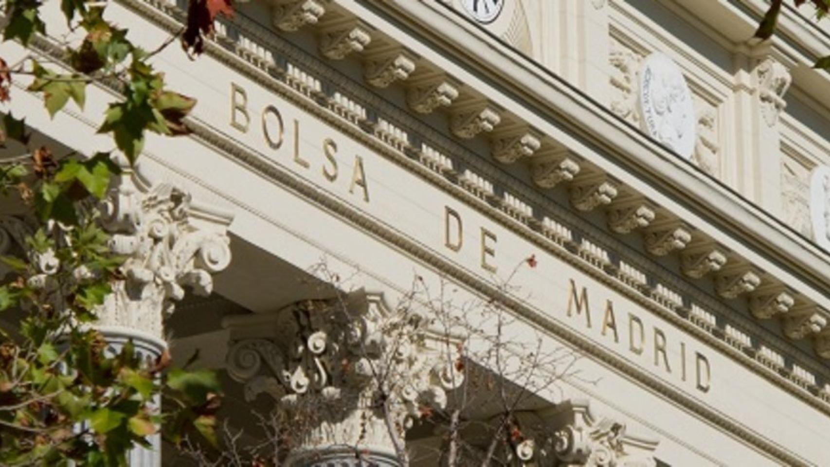Detalle de la fachada en el Palacio de la Bolsa de Madrid.