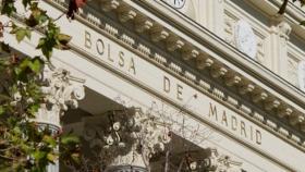 Detalle de la fachada en el Palacio de la Bolsa de Madrid.