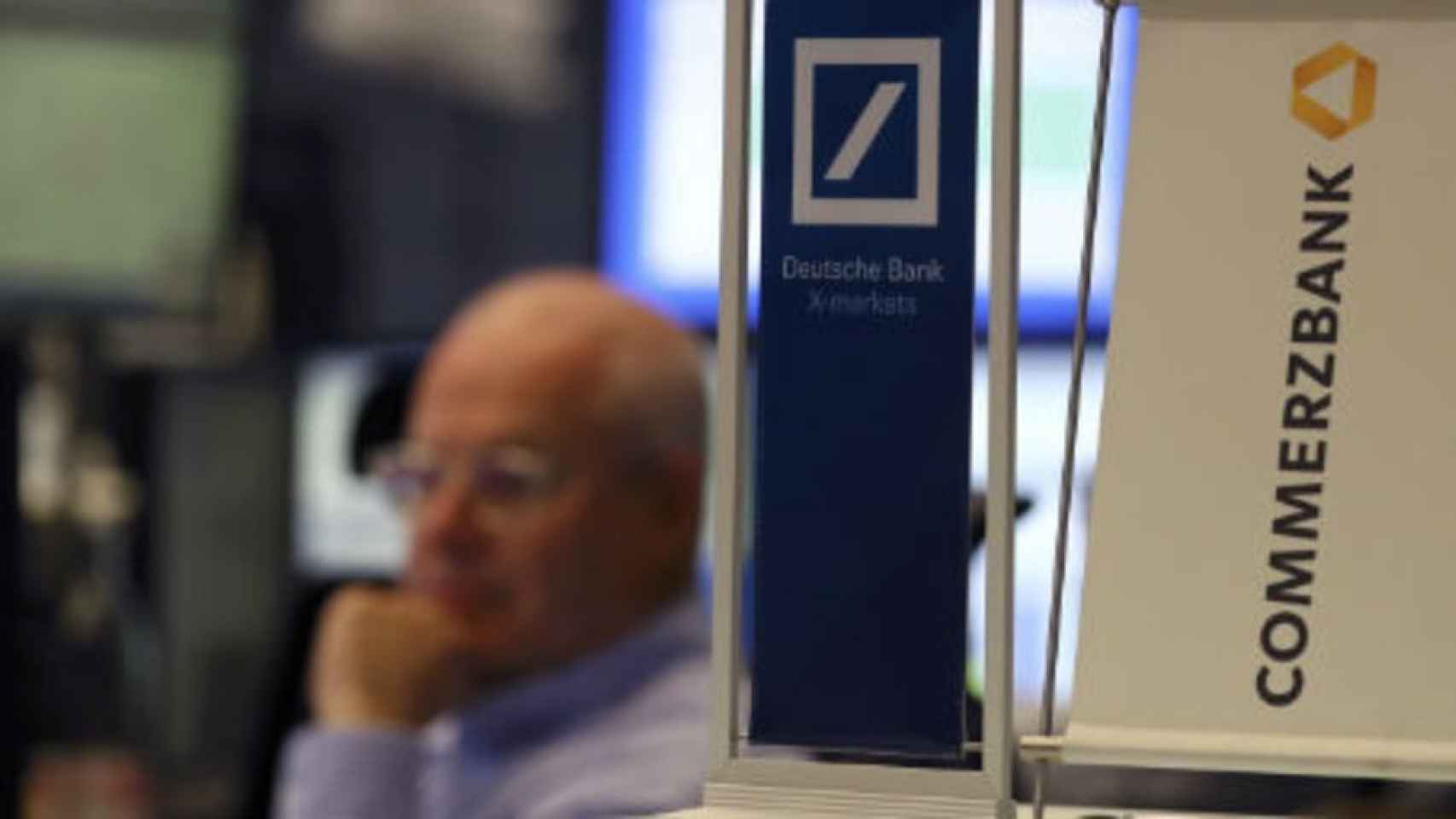 S&P revisa un escalón al alza los ratings de Deutsche Bank y Commerzbank, hasta A-