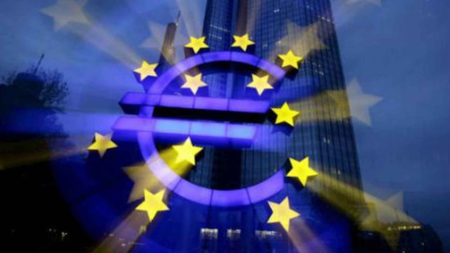 Imagen difuminada del símbolo del euro en Fráncfort.