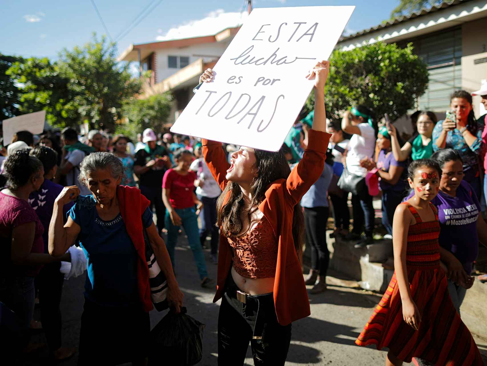 Manifestantes en apoyo de Imelda Cortez a la salida del juzgado.