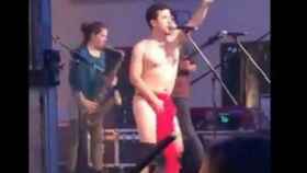 Acaba desnudo en el escenario durante un concierto familiar en Castellón