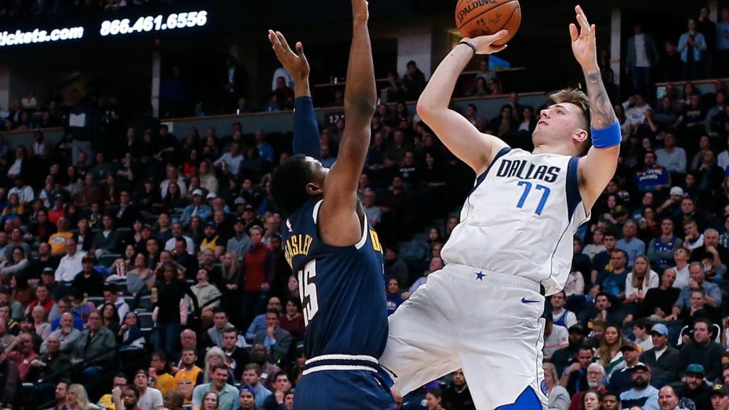Doncic disputa un balón ante Denver Nuggets