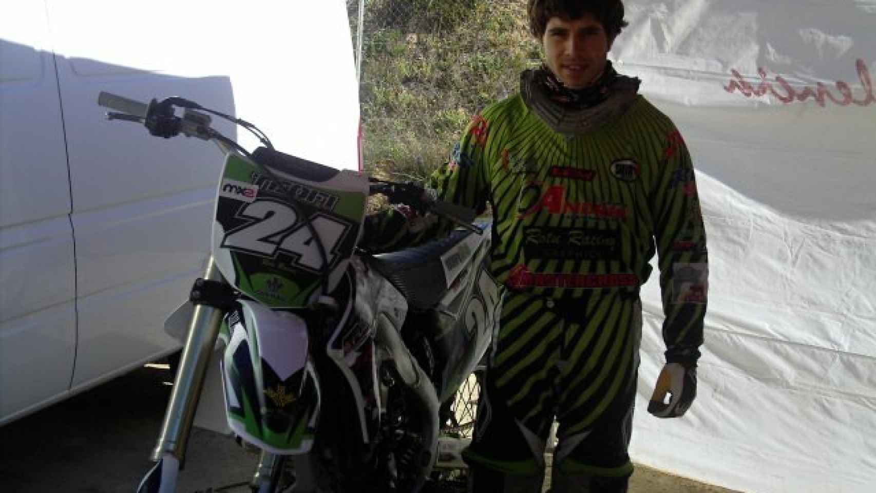 Un joven Teofi posa con su moto, momentos después de competir