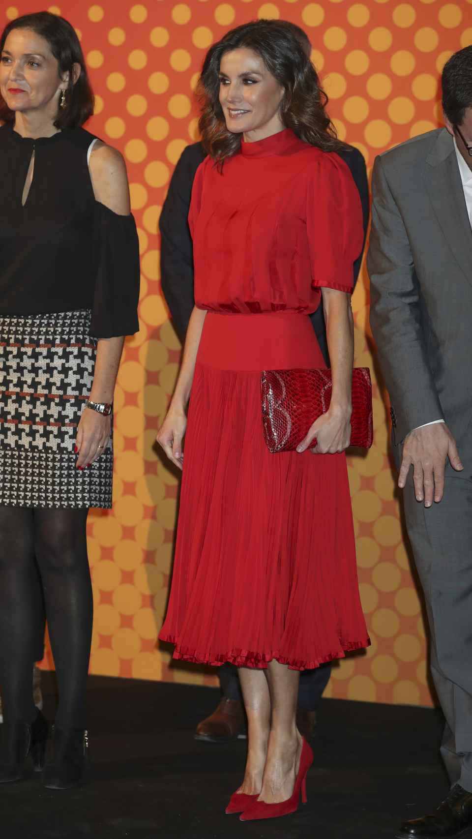 La reina Letizia en el evento, con el vestido rojo.