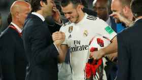 Gareth Bale se lleva el balón del partido tras su 'hat trick' ante el Kashima
