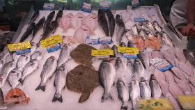 Pescados y marisco de un mercado madrileño.