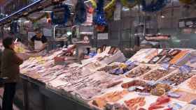 Pescados y mariscos de un mercado de barrio de Madrid