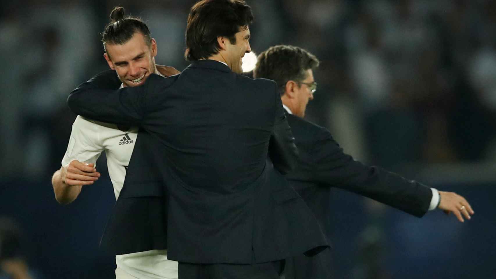 Solari felicita a Bale durante el Mundial de Clubes