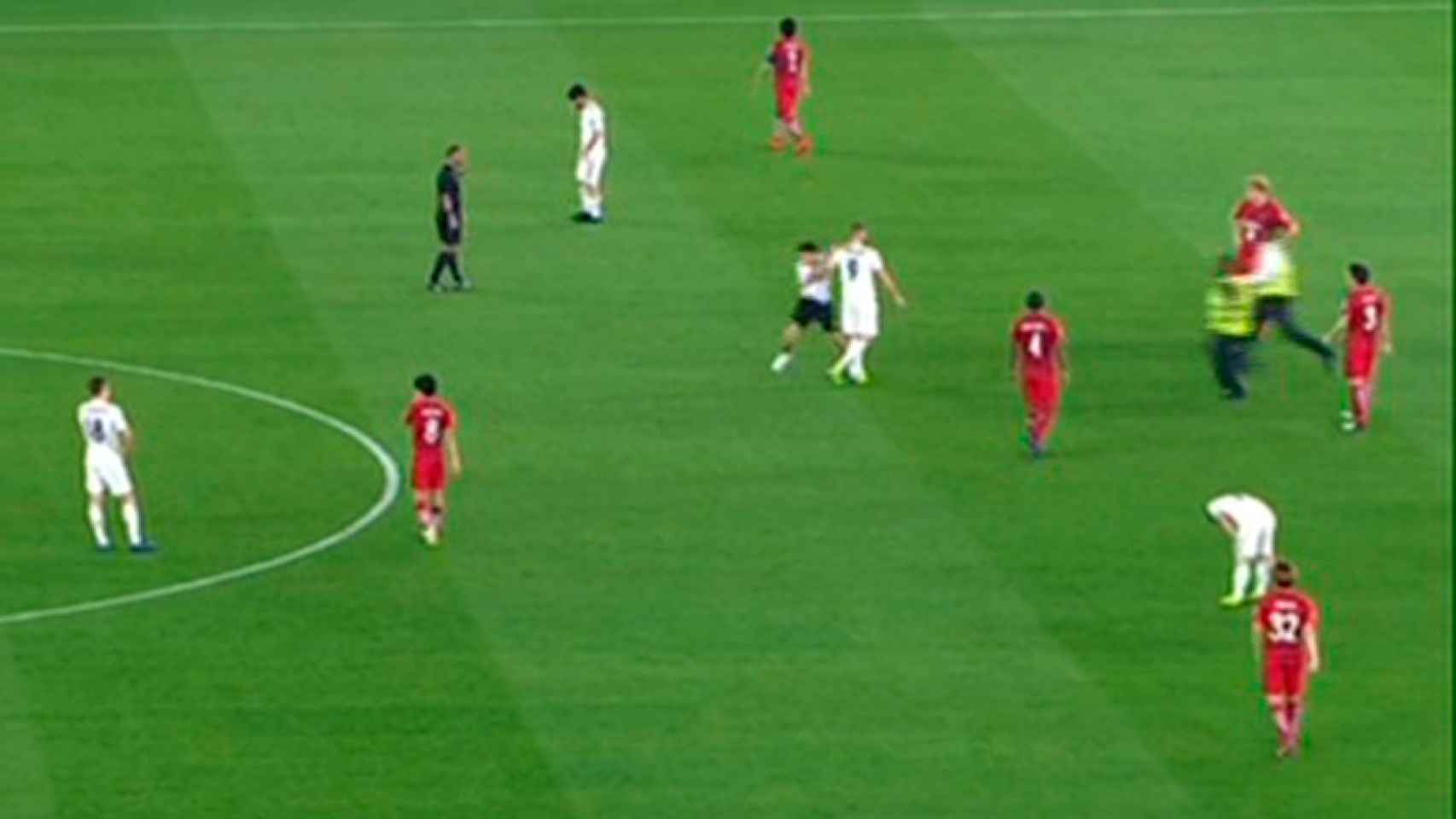 Un espontáneo salta al campo durante el Kashima - Real Madrid