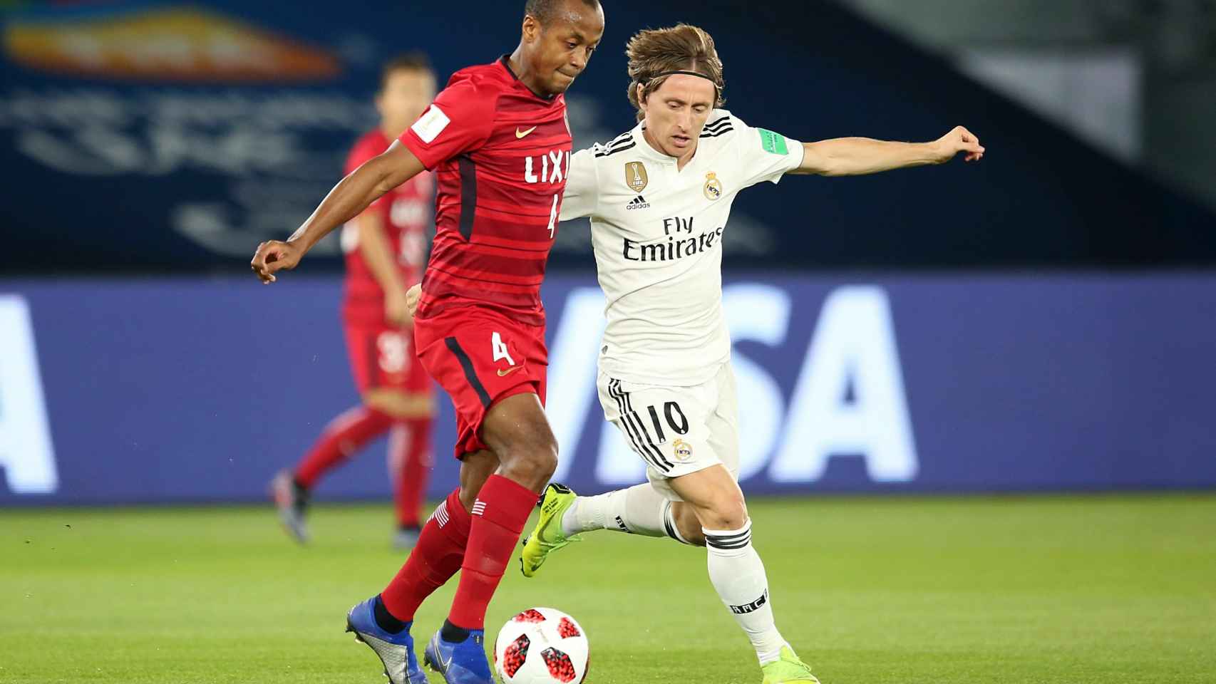 Luka Modric disputa el balón con Hugo Leonardo