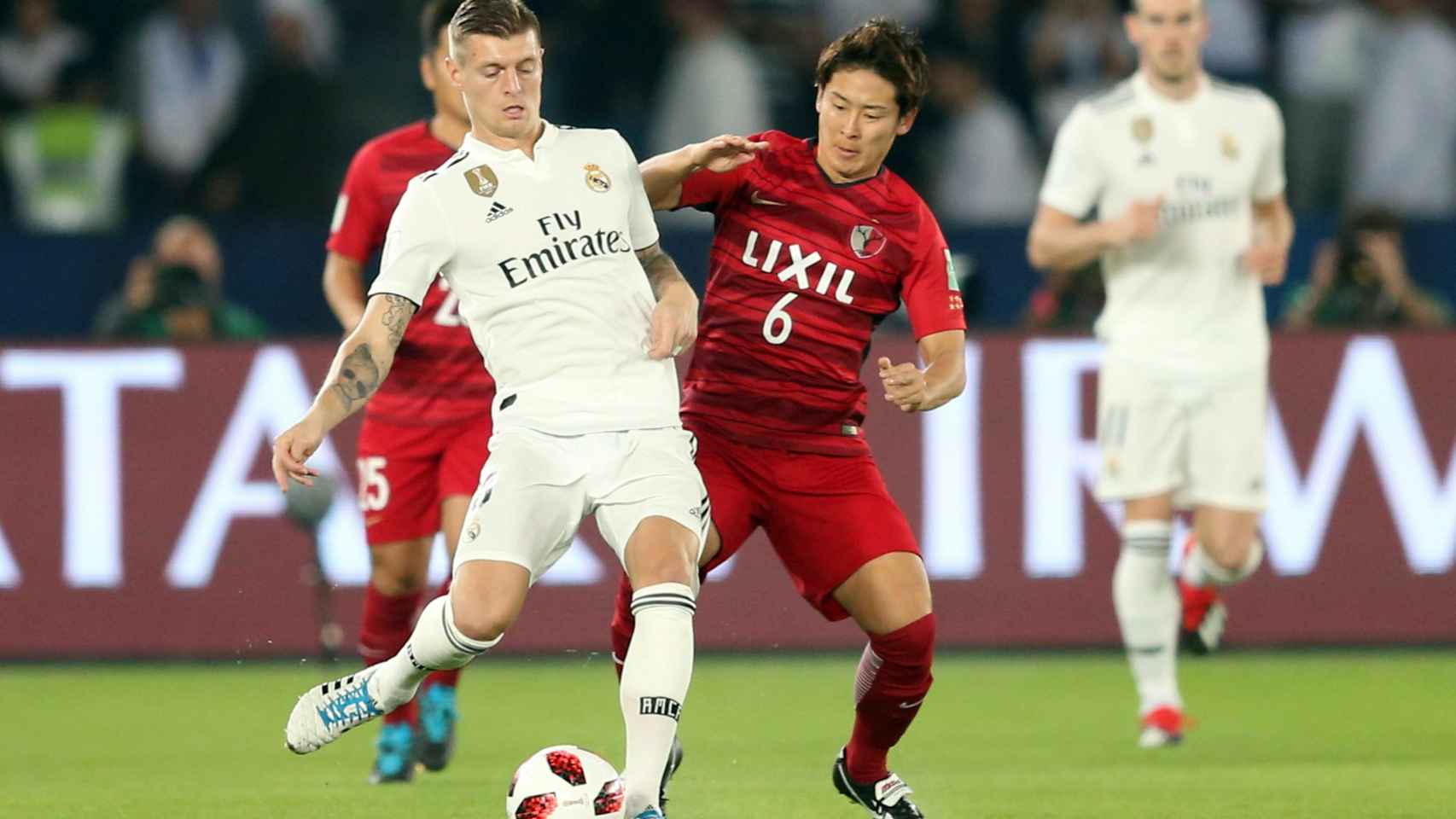 Toni Kroos disputa el balón con Ryota Nagaki