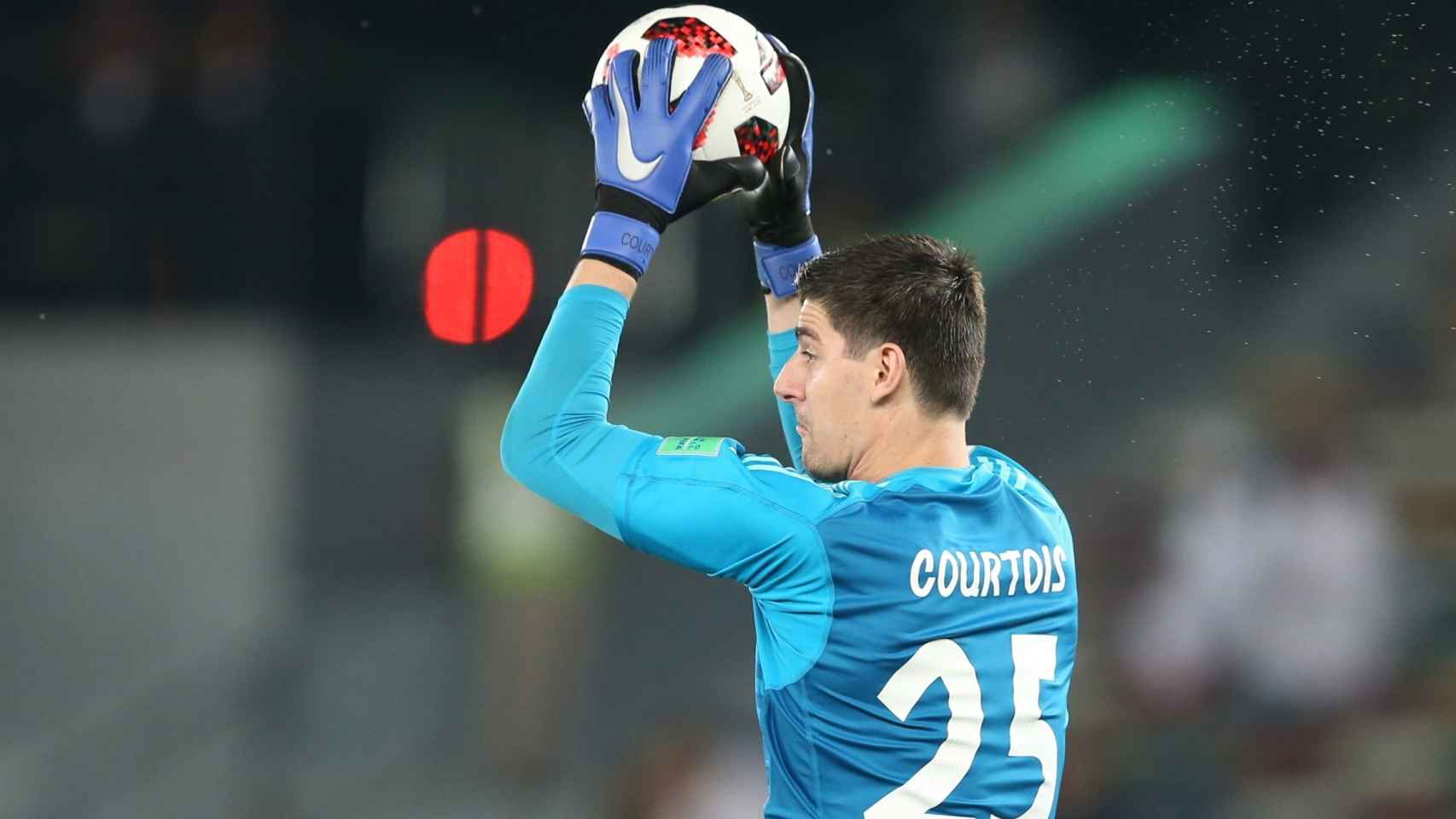 Thibaut Courtois bloquea un balón durante la semifinal del Mundial de Clubes