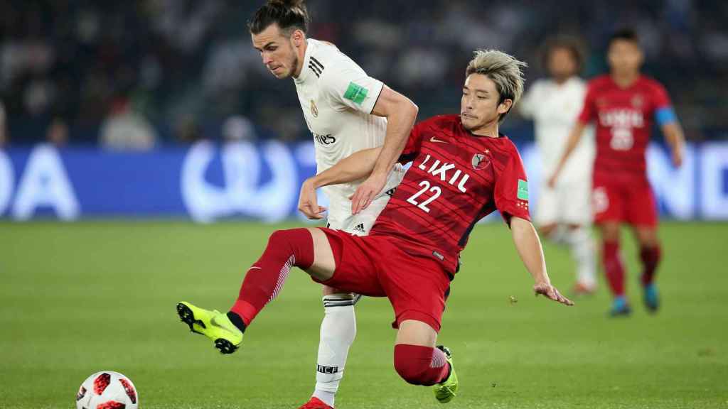 Gareth Bale disputa el balón con Daigo Nishi durante la semifinal del Mundial de Clubes