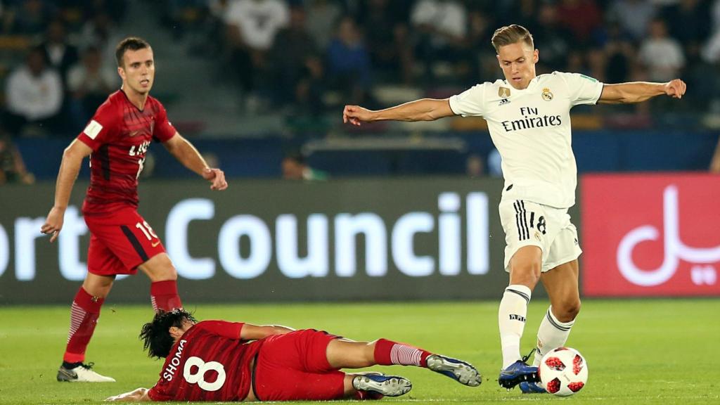 Marcos Llorente disputa el balón con Shoma Doi