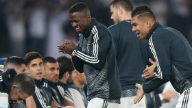Vinicius y Casemiro bromean en el banquillo del Real Madrid