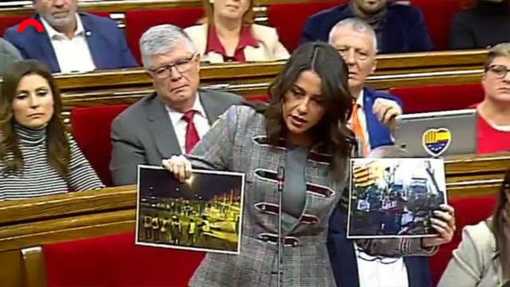 Inés Arrimadas mostrándole escenas violentas de los CDR a Torra , este miércoles en el Parlament.
