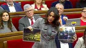 Inés Arrimadas mostrándole escenas violentas de los CDR a Torra , este miércoles en el Parlament.