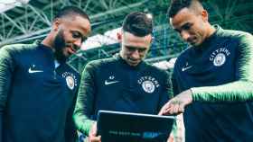 Jugadores del Manchester City analizan los datos que les ofrece la solución de SAP.
