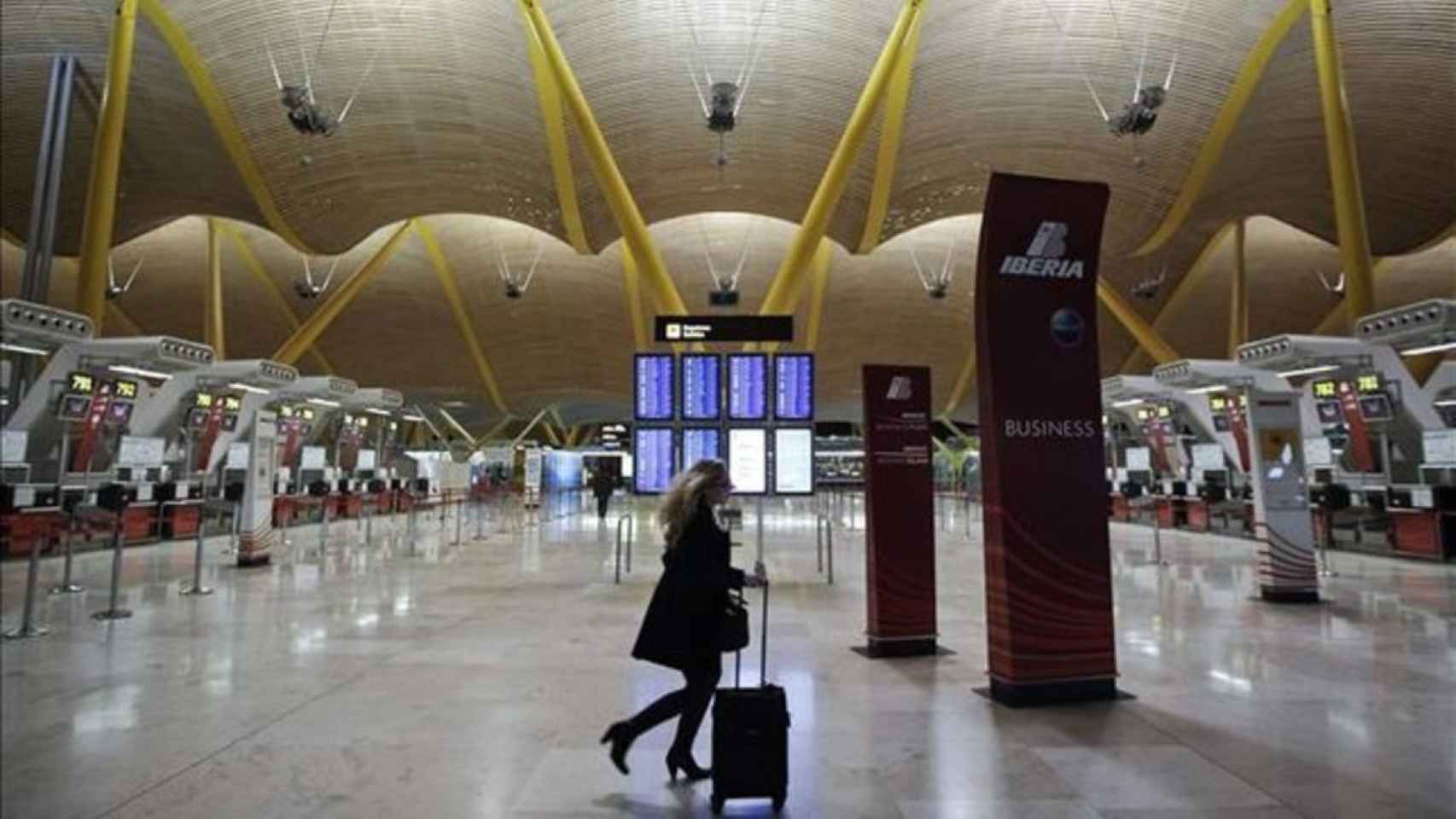 La CNMC aprueba congelar las tarifas aeroportuarias de Aena para 2019 y sube un 0,3% en bolsa