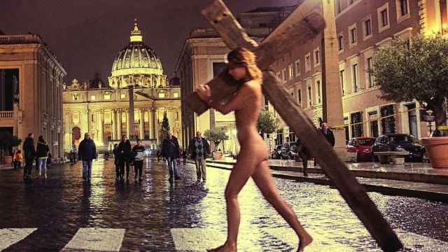 Detienen a una modelo PlayBoy por fotografiarse desnuda en El Vaticano