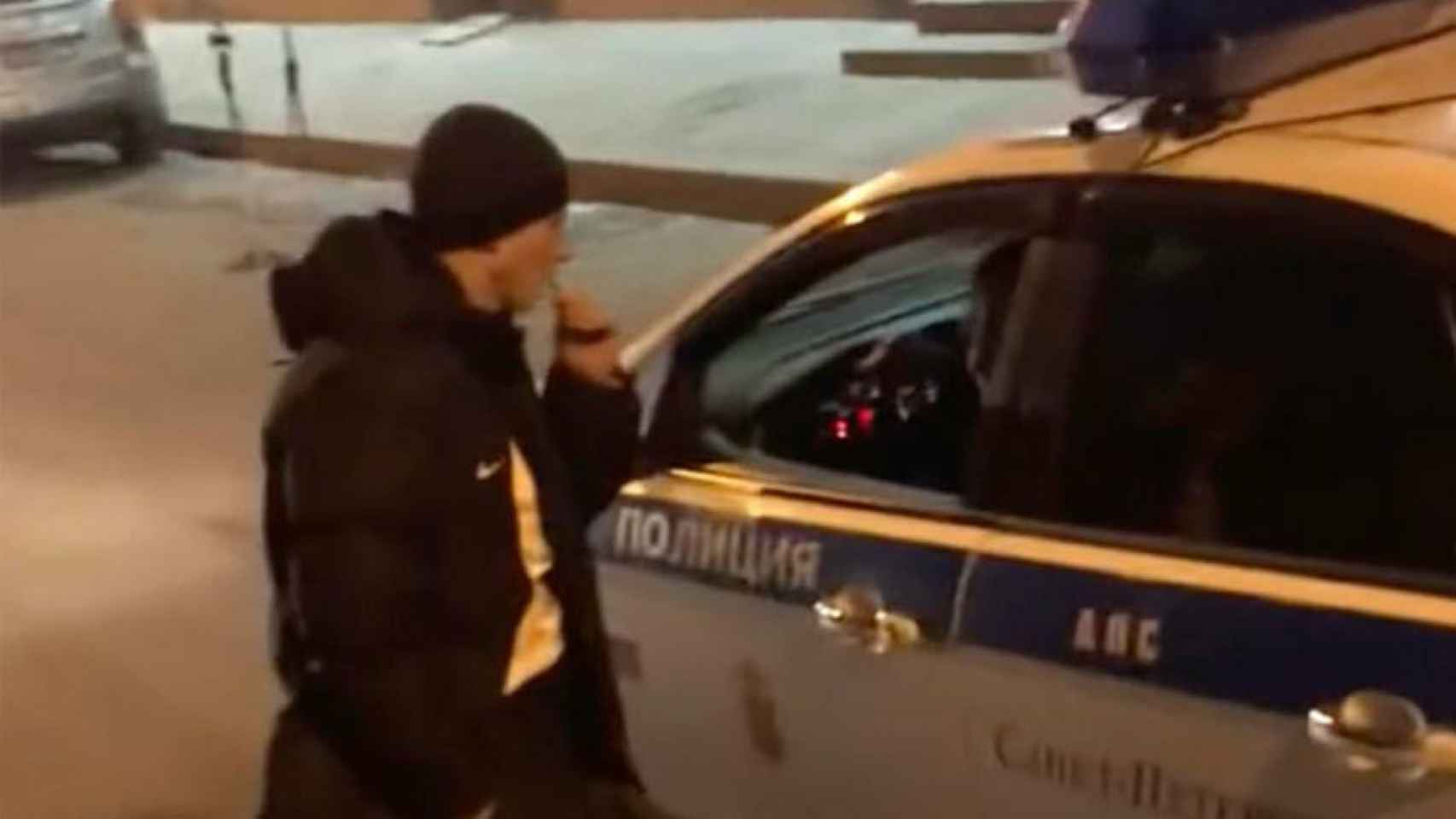 Arshavin hablando con la policía