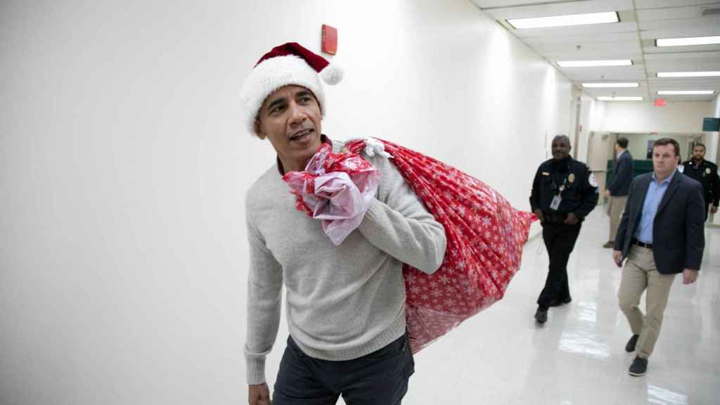 Barack Obama llegando al hospital disfrazado de Papé Noel.
