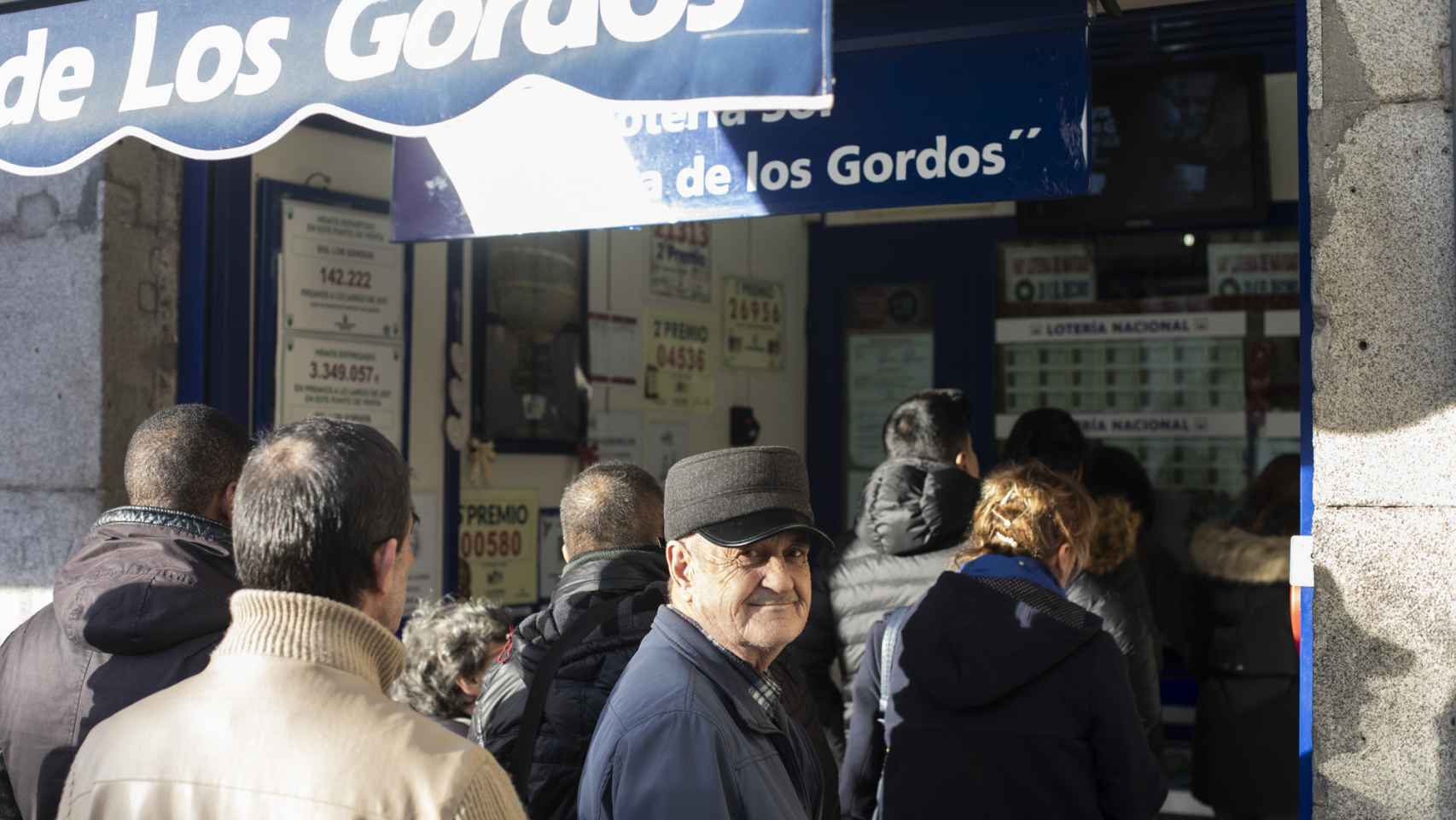 En la imagen, una fila saliendo de la Administración de Loterías 'Los Gordos'