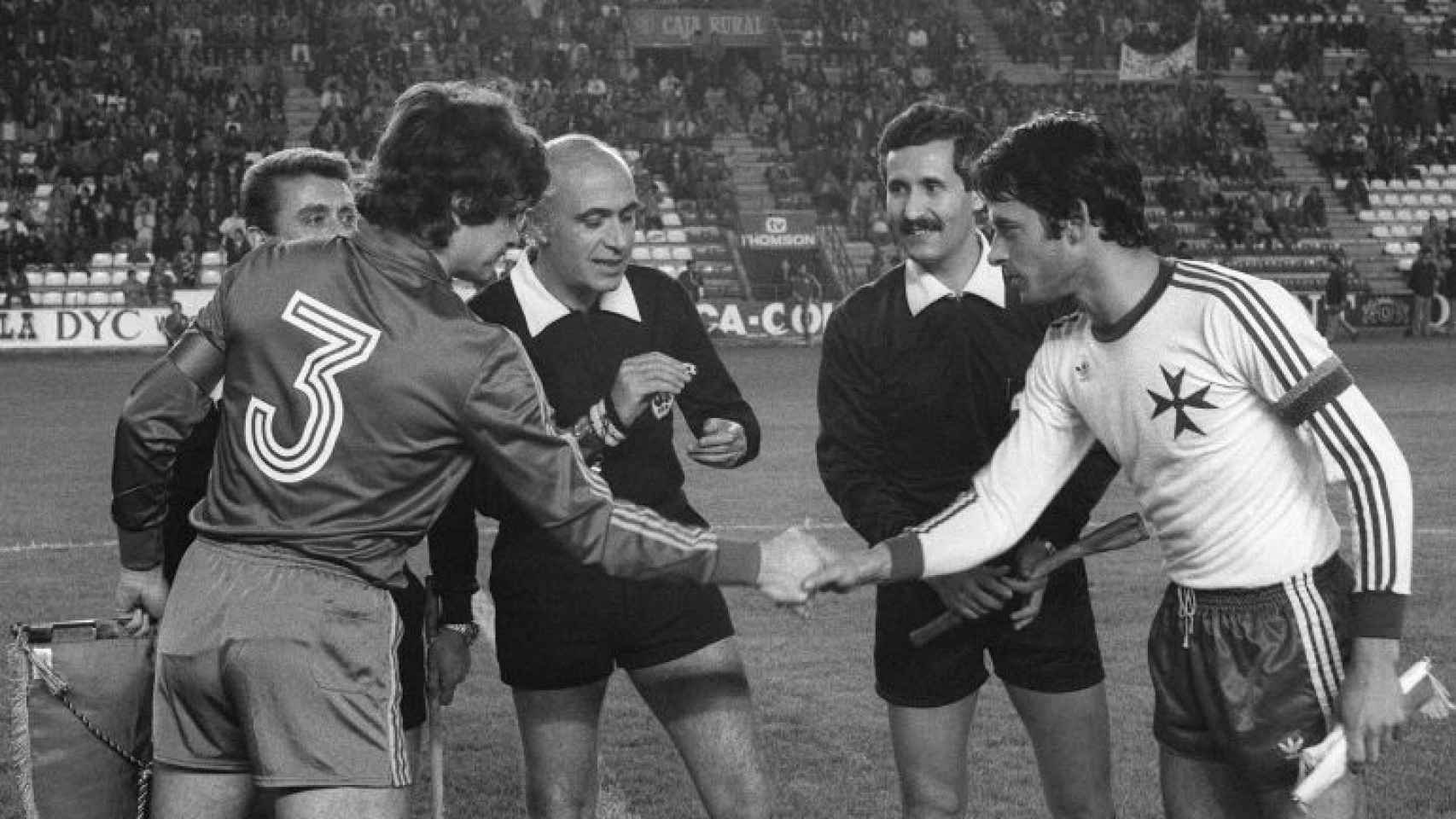 Camacho y John Holland, capitanes de España y Malta respectivamente, se saludan antes del partido