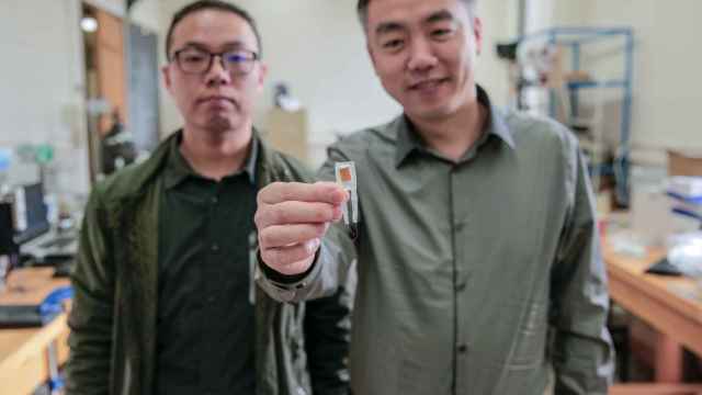 Los investigadores chinos con el implante que han desarrollado.