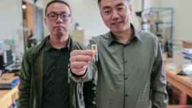 Los investigadores chinos con el implante que han desarrollado.