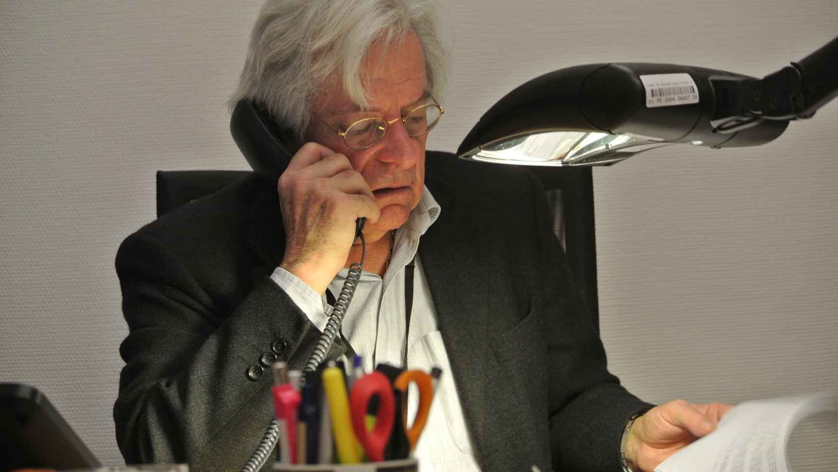Javier Nart repasa una negociación por teléfono en su despacho del Parlamento Europeo en Estrasburgo.
