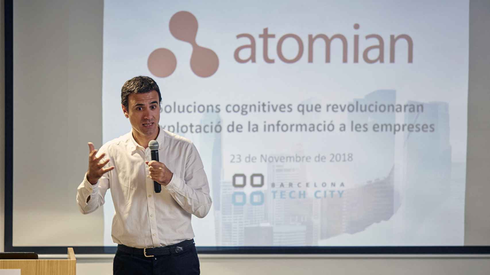 El fundador y CTO de Atomian, Miquel Montero, en una charla.