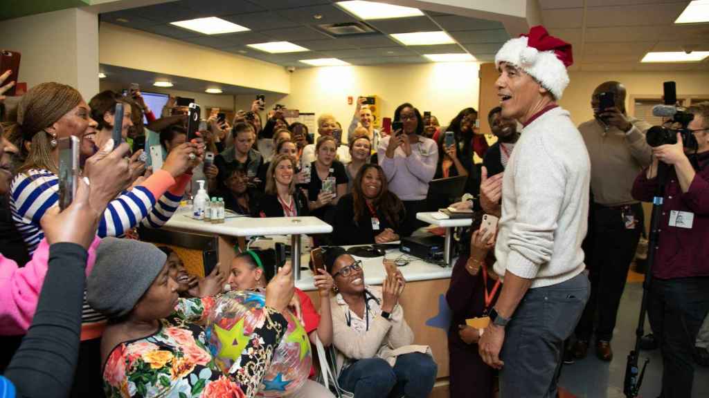 Barack Obama se disfraza de Papá Noel y hace regalos a unos niños en un hospital