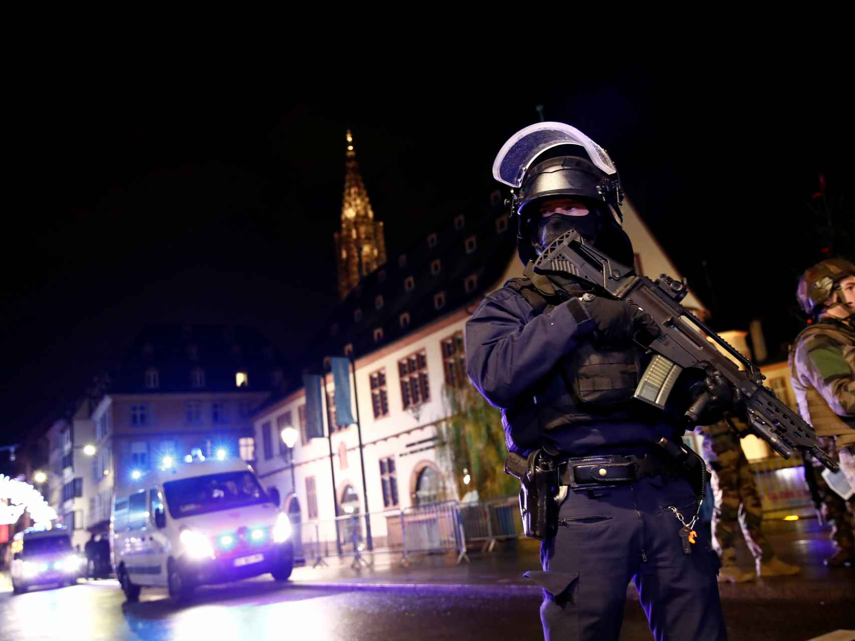 Las fuerzas de seguridad francesas patrullan Estrasburgo tras el ataque de la semana pasada