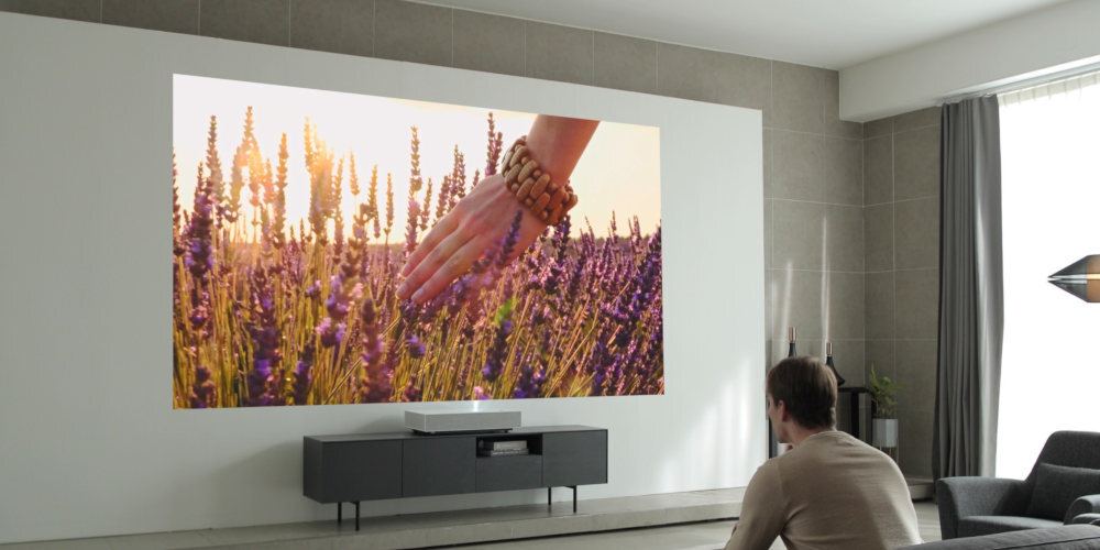 LG presenta un proyector 4K de 120 pulgadas que puedes colocar a sólo 18 cm  de la pared