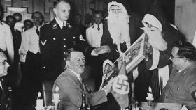 Adolf Hitler y dos nazis disfrazados de Papá Noel durante una cena de Navidad.