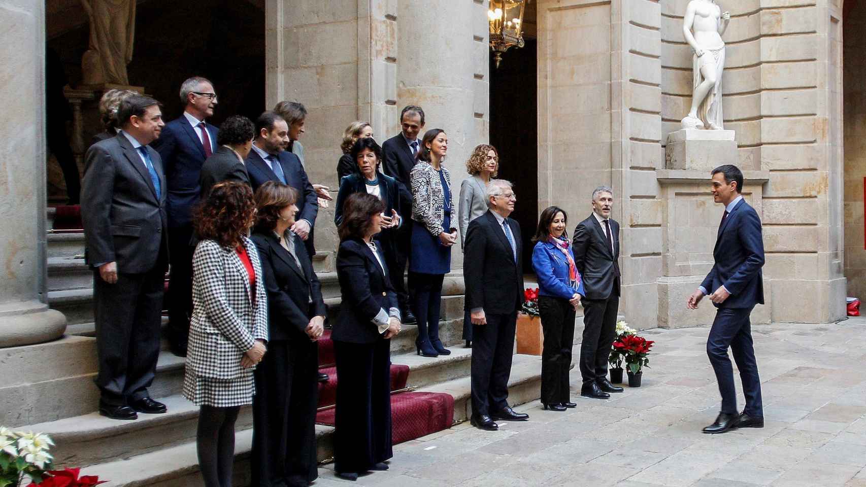 El Gobierno al completo, junto a Pedro Sánchez, en una foto de familia este viernes en Barcelona.