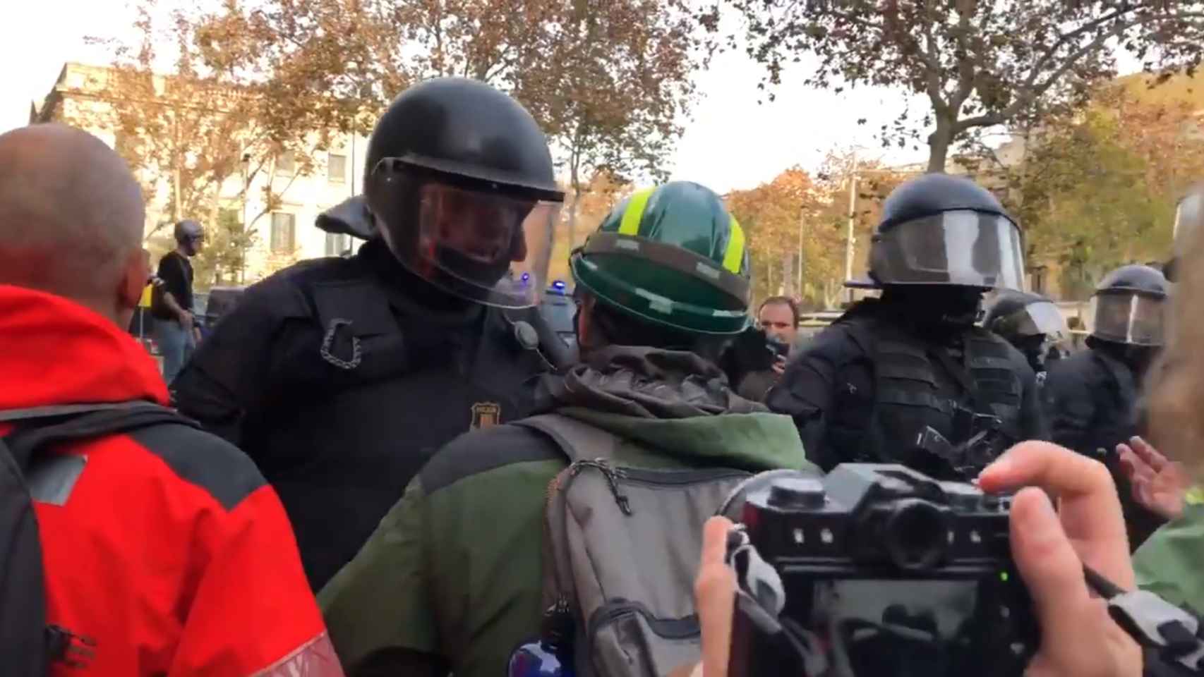 Tensión entre un mosso y un guardia forestal en Barcelona.