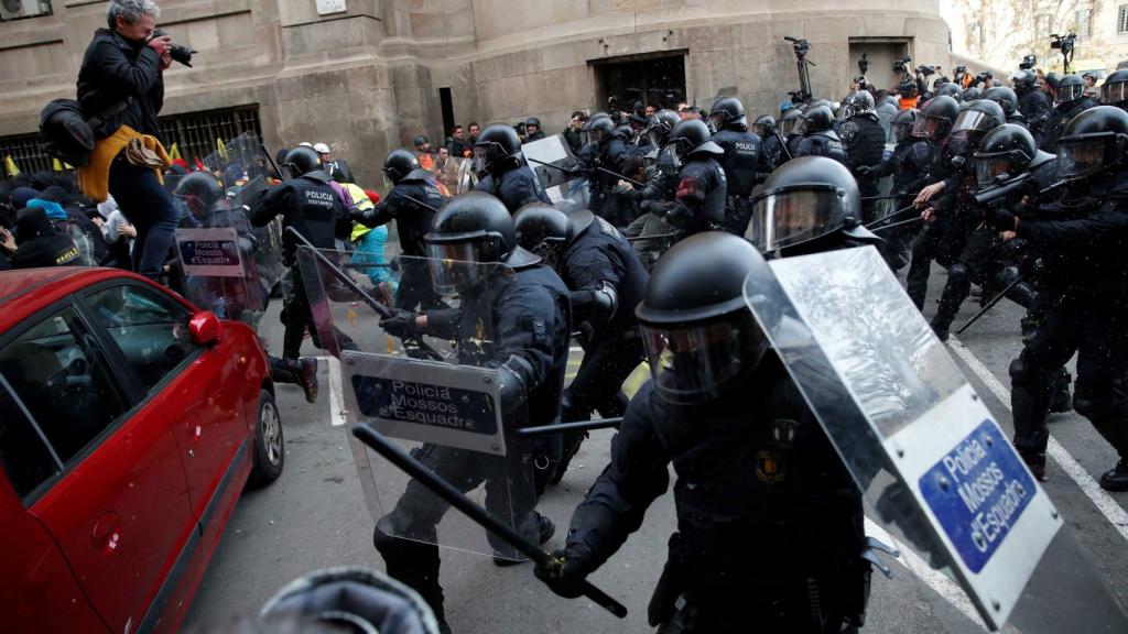Mossos d'Esquadra despejan una de las calles cercanas a la Llotja de Mar en diciembre de 2018.