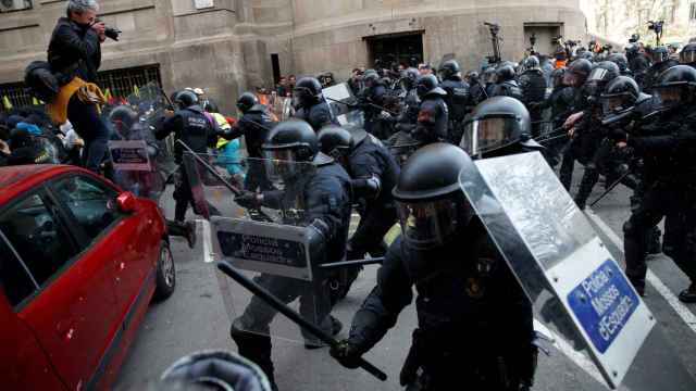 Mossos d'Esquadra despejan una de las calles cercanas a la Llotja de Mar, el viernes en Barcelona.