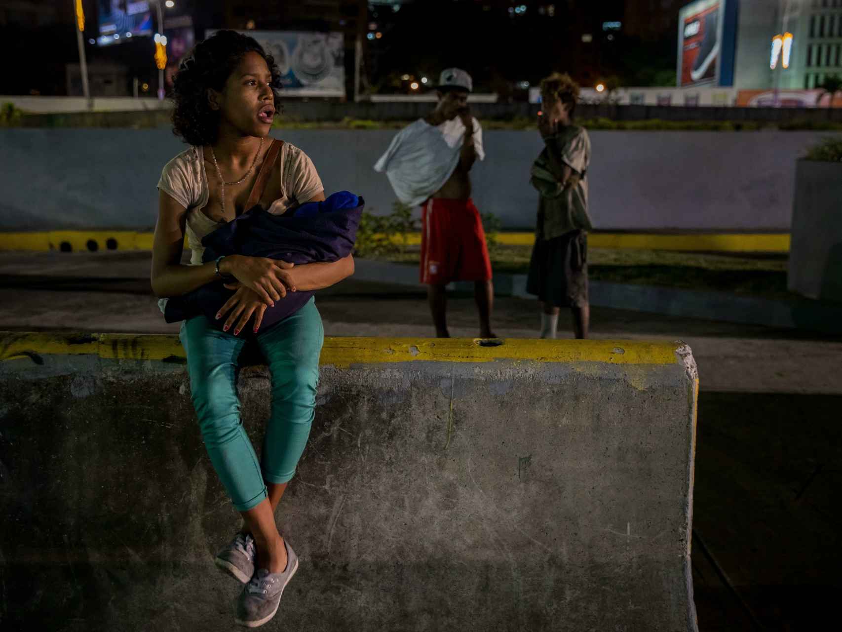 Liliana, de 17 años, carga a su hijo Ángel de 29 días