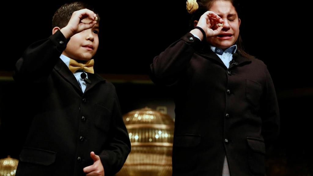 Una de las niñas de San Ildefonso que ha dado el premio, llora de emoción