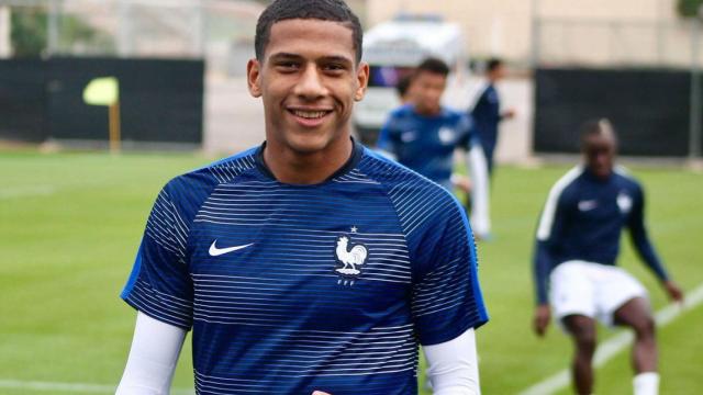 Todibo en un entrenamiento con la selección francesa. Foto Twitter: (@jctodibo)