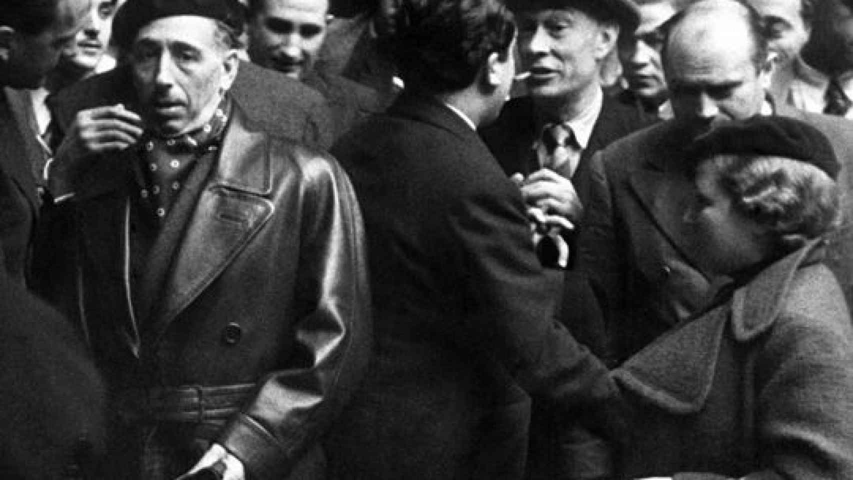 Companys y otros refugiados catalanes se dirigen al exilio en febrero de 1939.